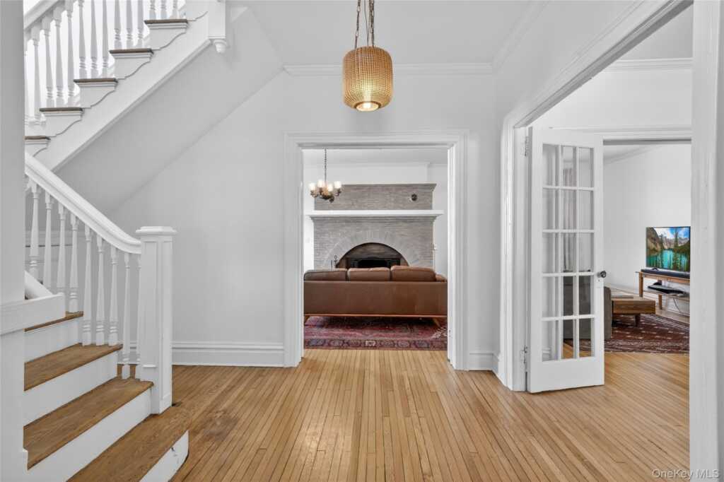 152 Sutton Manor Road, New Rochelle, NY 10801 - Photo 5 of 49