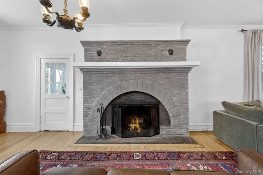 152 Sutton Manor Road, New Rochelle, NY 10801 - Photo 6 of 49