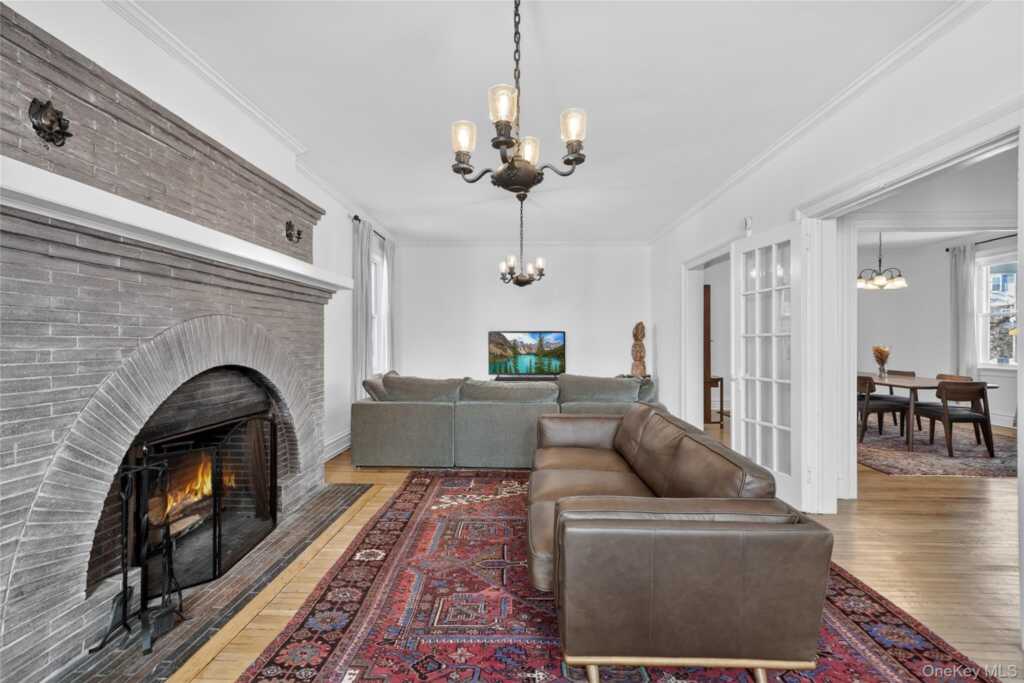 152 Sutton Manor Road, New Rochelle, NY 10801 - Photo 7 of 49