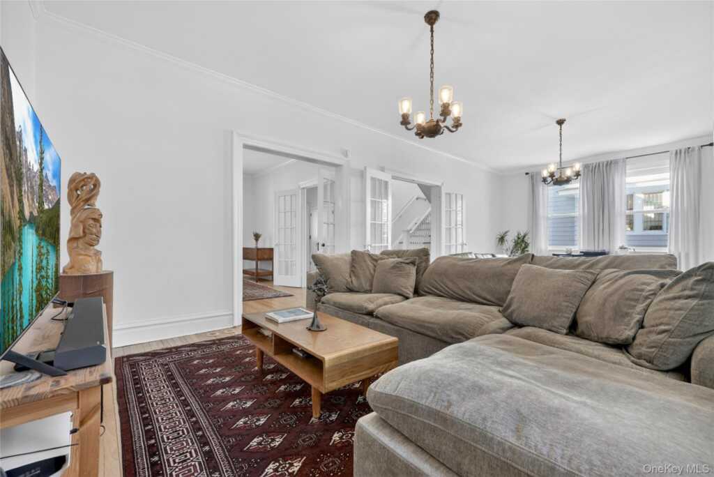 152 Sutton Manor Road, New Rochelle, NY 10801 - Photo 9 of 49