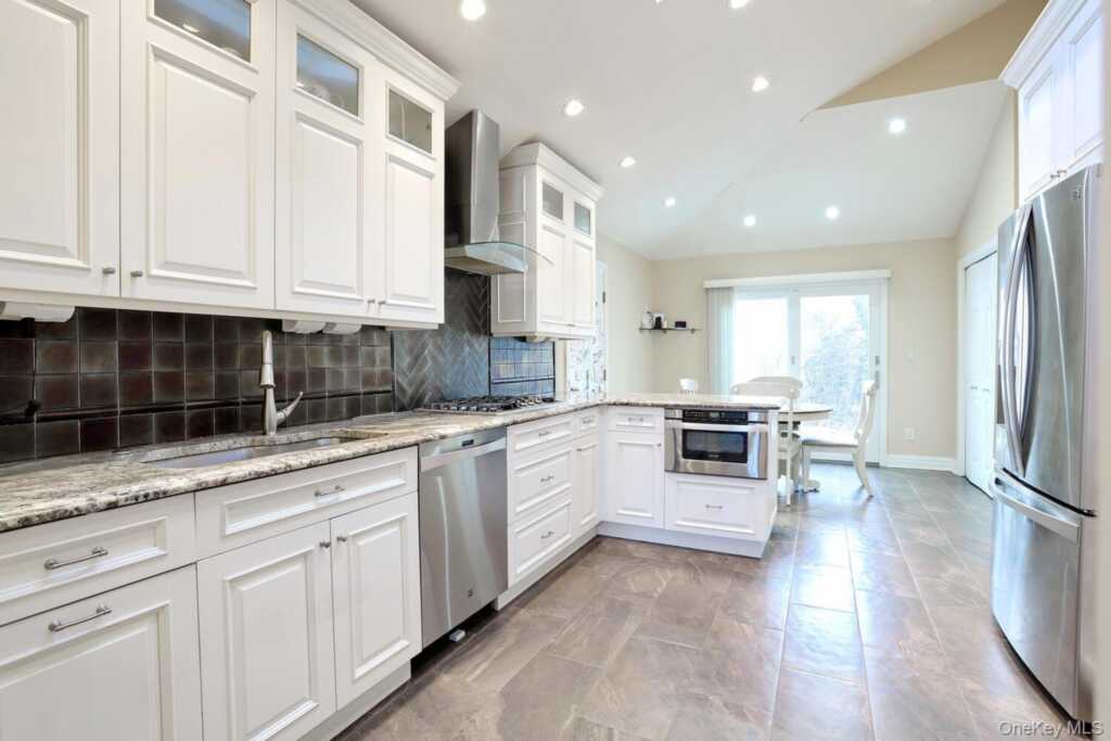 44 Washington Circle, New City, NY 10956 - Photo 6 of 32