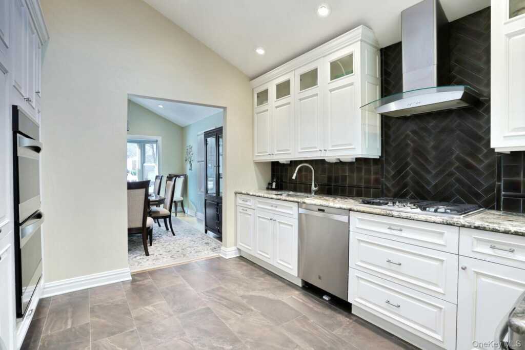 44 Washington Circle, New City, NY 10956 - Photo 7 of 32