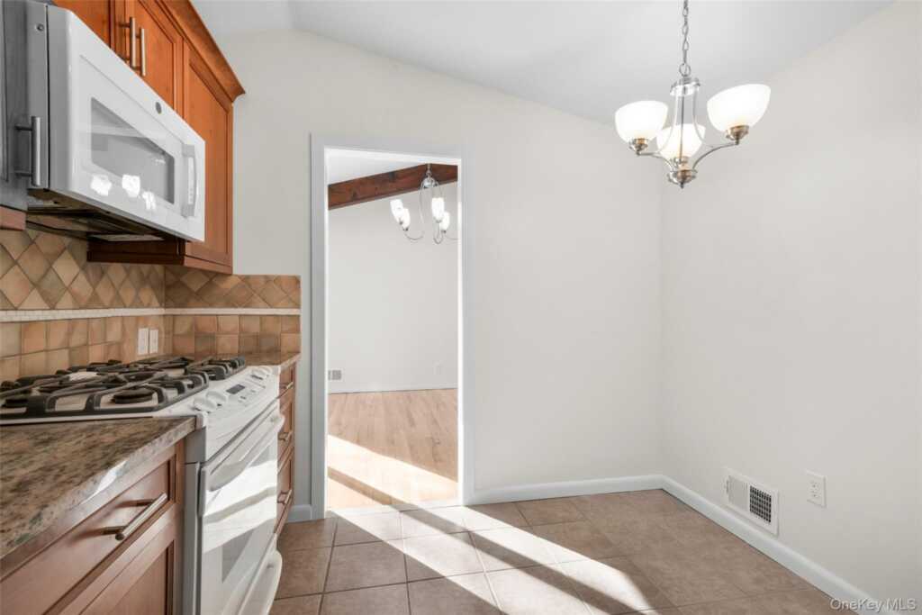 25 Wood Hollow Lane, New Rochelle, NY 10804 - Photo 10 of 28