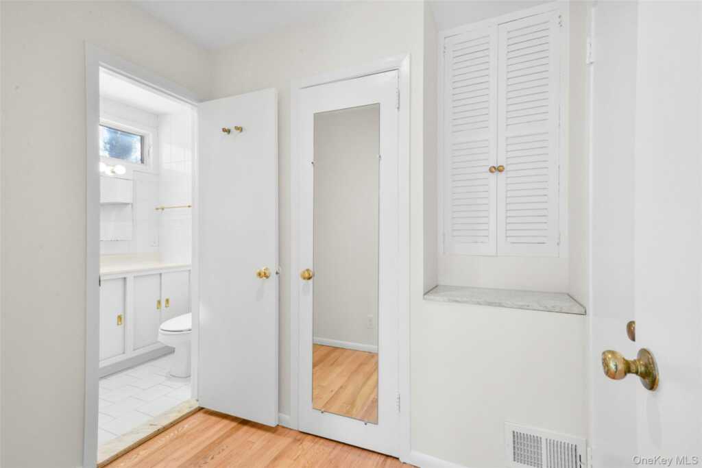 25 Wood Hollow Lane, New Rochelle, NY 10804 - Photo 13 of 28