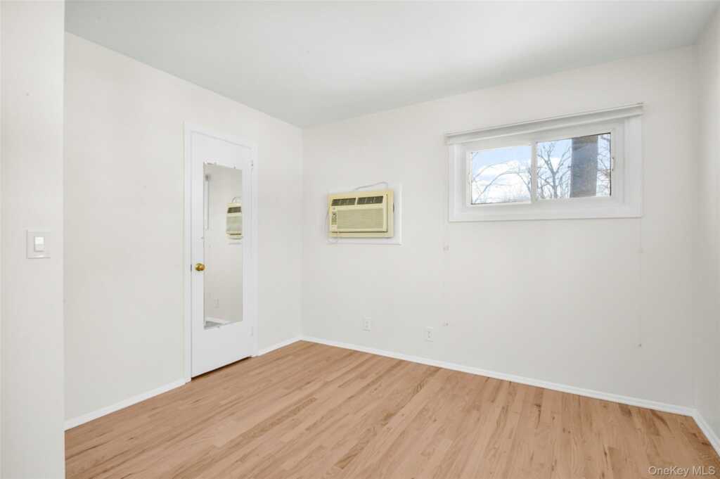 25 Wood Hollow Lane, New Rochelle, NY 10804 - Photo 14 of 28