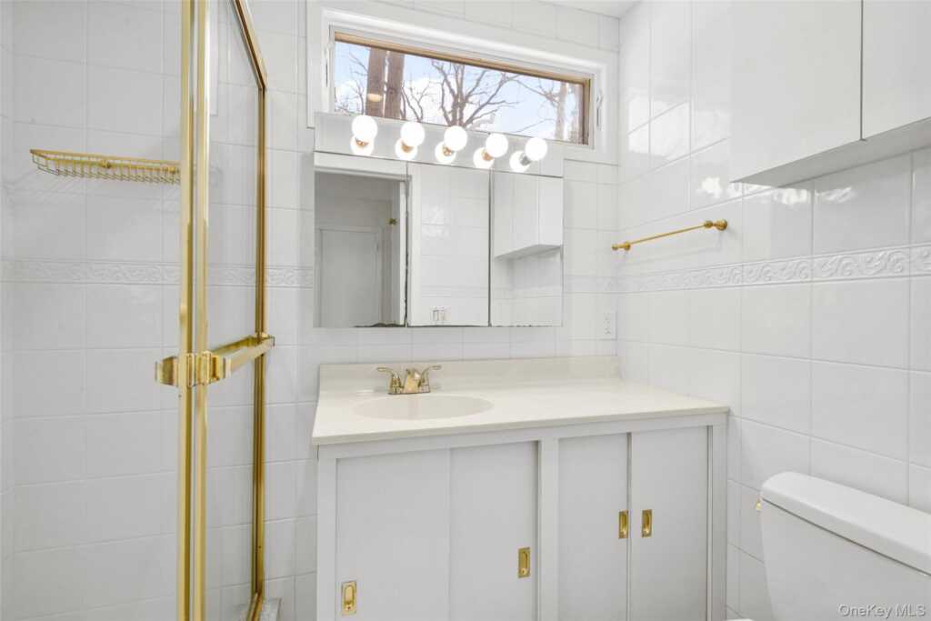 25 Wood Hollow Lane, New Rochelle, NY 10804 - Photo 15 of 28