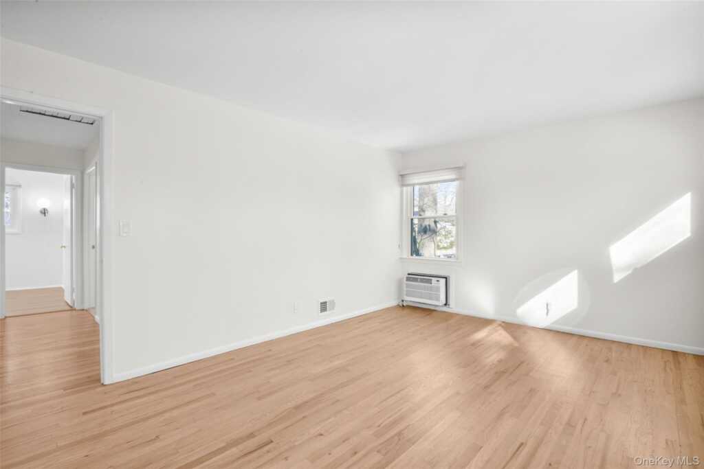 25 Wood Hollow Lane, New Rochelle, NY 10804 - Photo 16 of 28