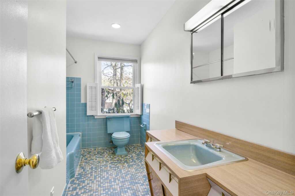 25 Wood Hollow Lane, New Rochelle, NY 10804 - Photo 17 of 28