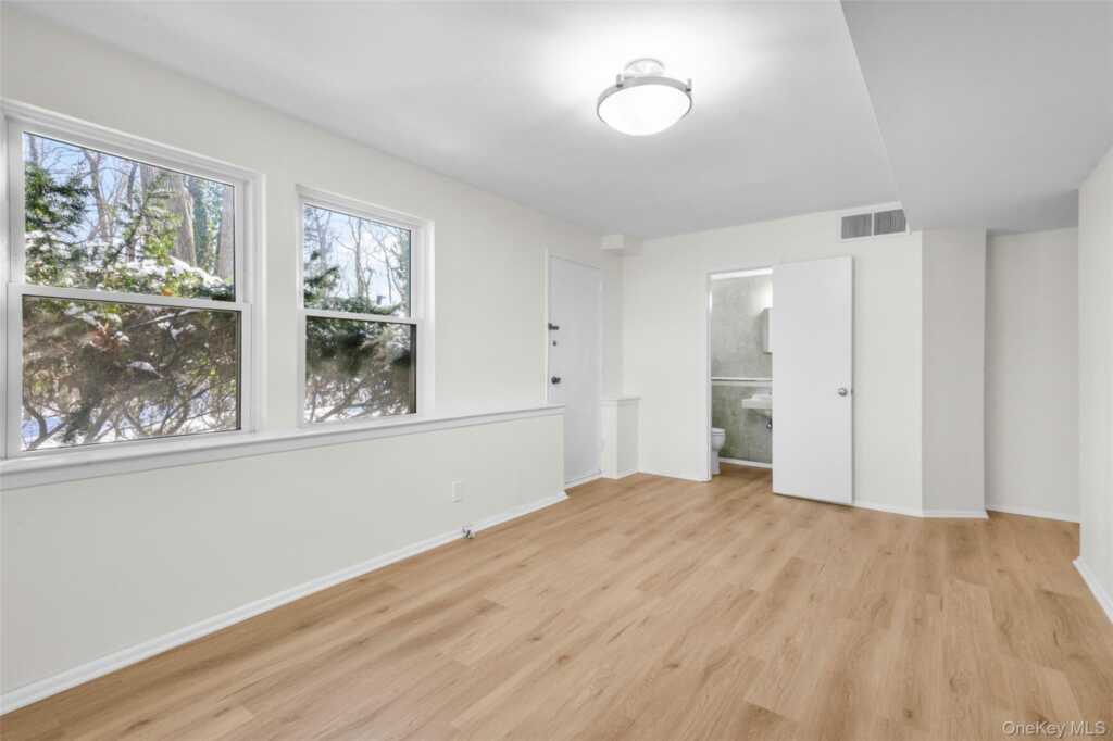 25 Wood Hollow Lane, New Rochelle, NY 10804 - Photo 21 of 28