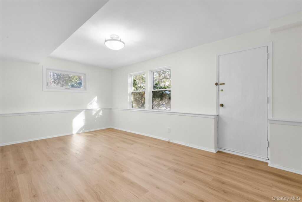 25 Wood Hollow Lane, New Rochelle, NY 10804 - Photo 22 of 28