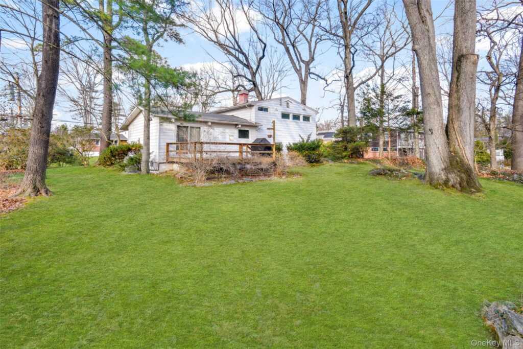 25 Wood Hollow Lane, New Rochelle, NY 10804 - Photo 27 of 28