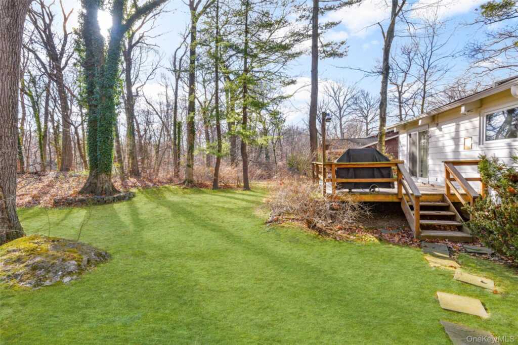 25 Wood Hollow Lane, New Rochelle, NY 10804 - Photo 28 of 28