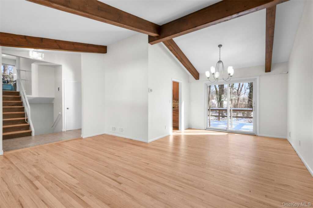 25 Wood Hollow Lane, New Rochelle, NY 10804 - Photo 3 of 28