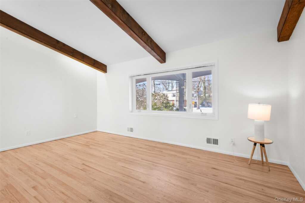 25 Wood Hollow Lane, New Rochelle, NY 10804 - Photo 4 of 28