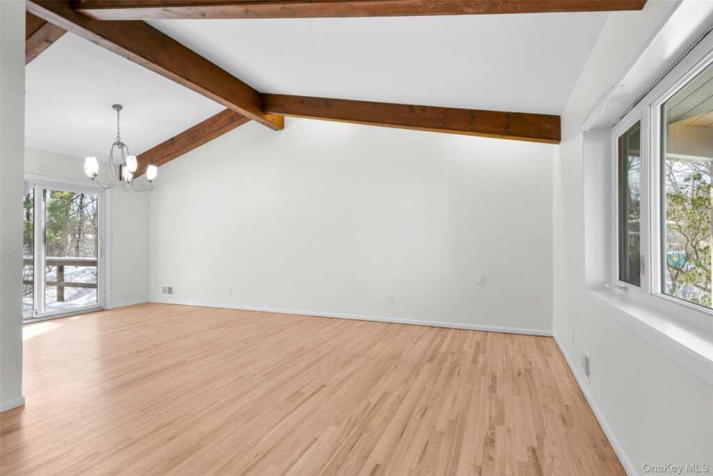 25 Wood Hollow Lane, New Rochelle, NY 10804 - Photo 5 of 28