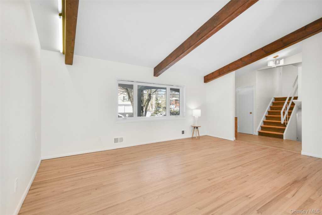 25 Wood Hollow Lane, New Rochelle, NY 10804 - Photo 6 of 28