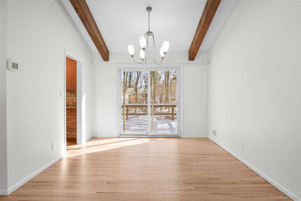 25 Wood Hollow Lane, New Rochelle, NY 10804 - Photo 7 of 28