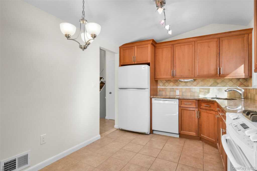 25 Wood Hollow Lane, New Rochelle, NY 10804 - Photo 9 of 28