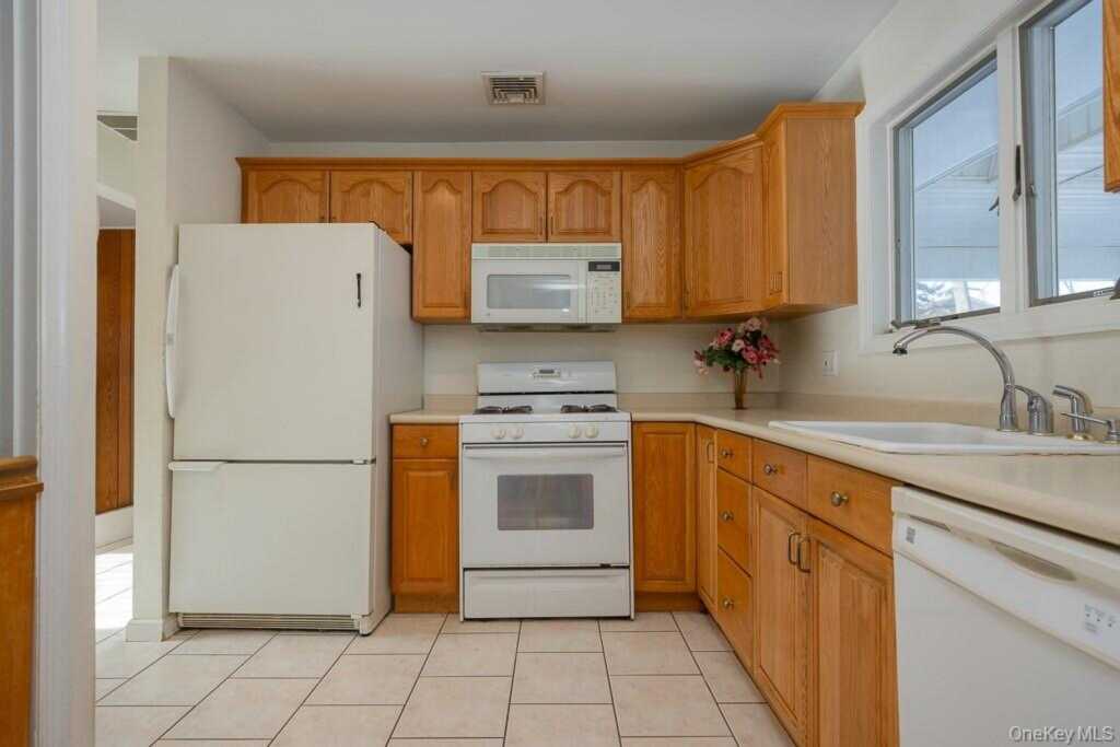 109 Gatto Lane, Pearl River, NY 10965 - Photo 4 of 26