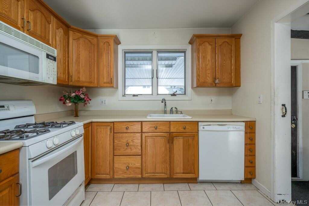 109 Gatto Lane, Pearl River, NY 10965 - Photo 5 of 26