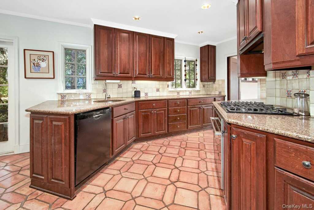 216 Hartsdale Avenue, White Plains, NY 10606 - Photo 13 of 29