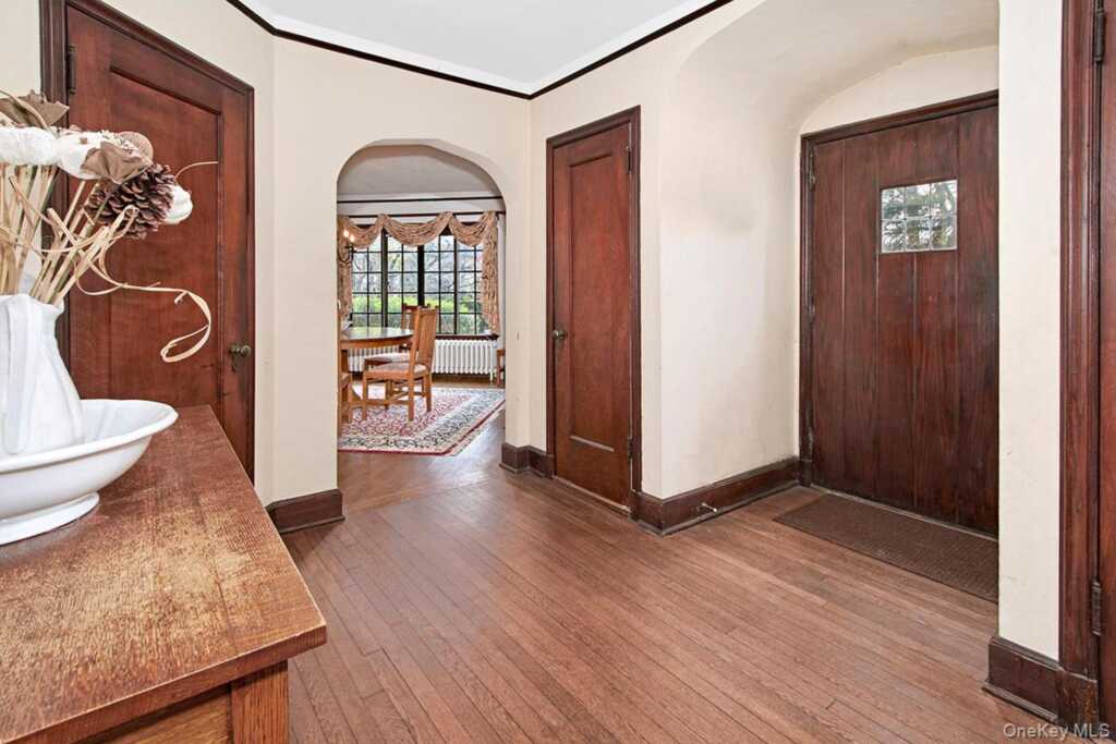 216 Hartsdale Avenue, White Plains, NY 10606 - Photo 3 of 29