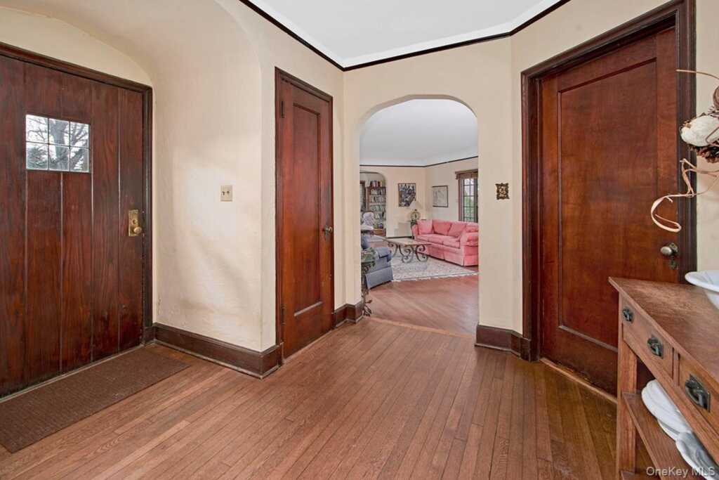 216 Hartsdale Avenue, White Plains, NY 10606 - Photo 4 of 29