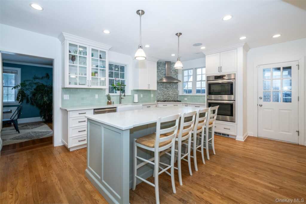 18 Bailey Place, New Rochelle, NY 10801 - Photo 2 of 25