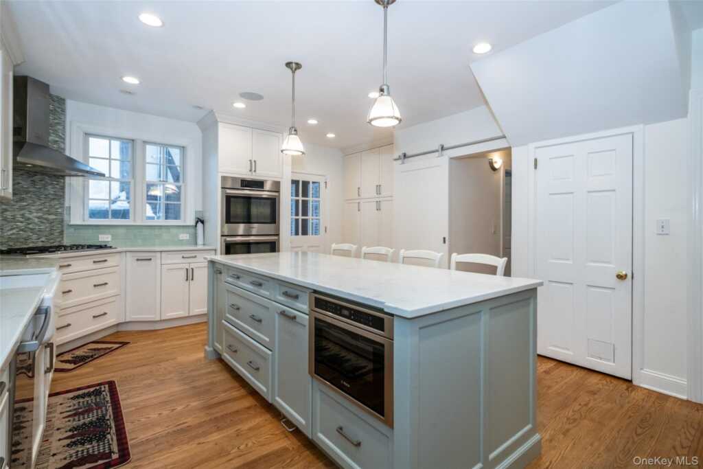 18 Bailey Place, New Rochelle, NY 10801 - Photo 3 of 25