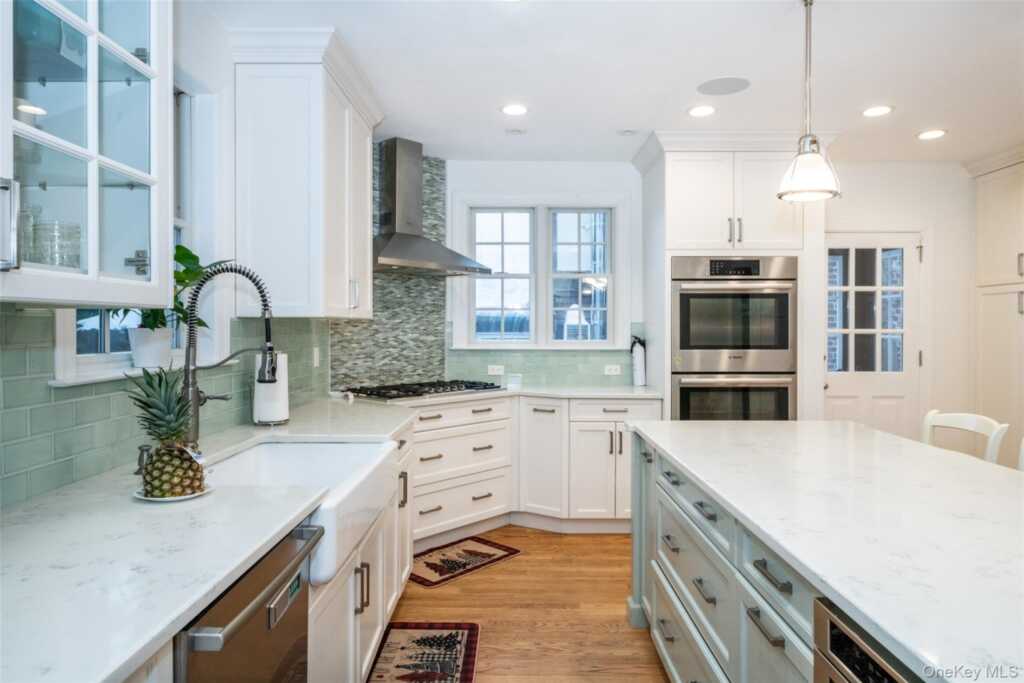 18 Bailey Place, New Rochelle, NY 10801 - Photo 4 of 25