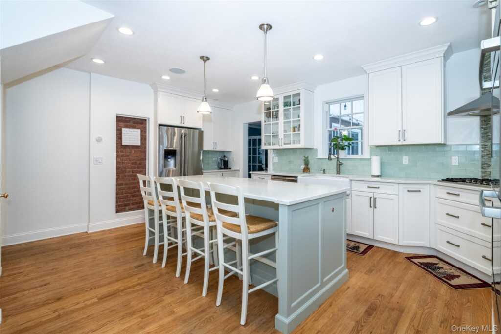 18 Bailey Place, New Rochelle, NY 10801 - Photo 5 of 25