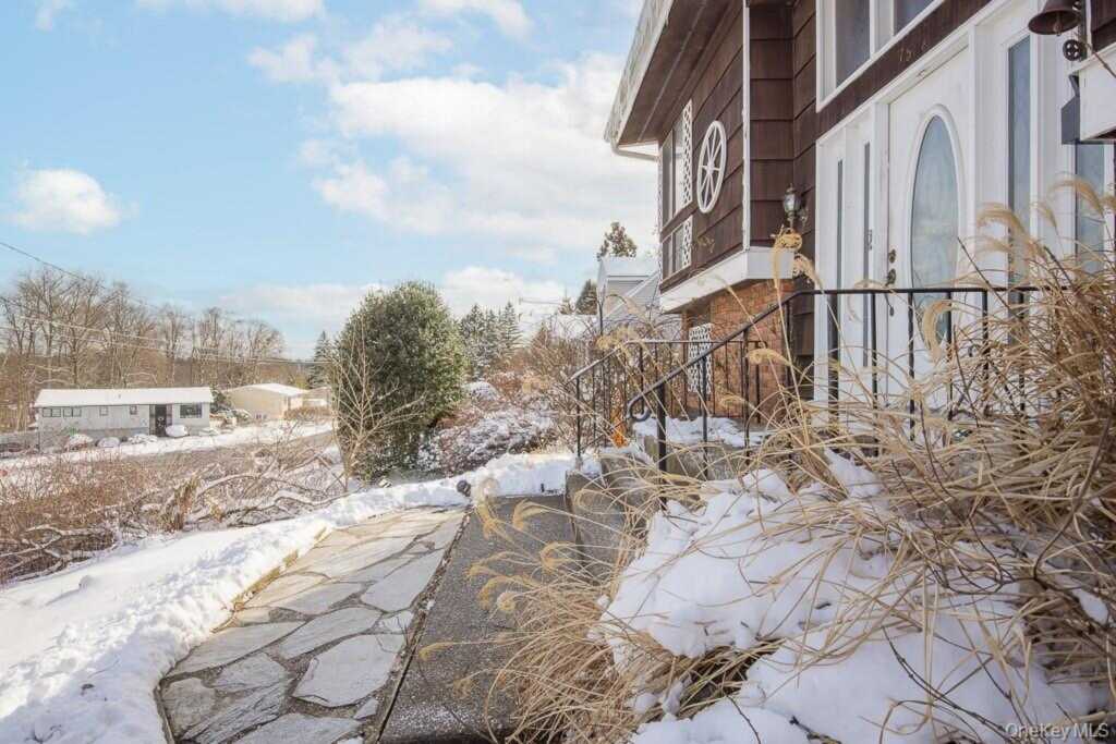 75 Tennyson Drive, Nanuet, NY 10954 - Photo 11 of 29