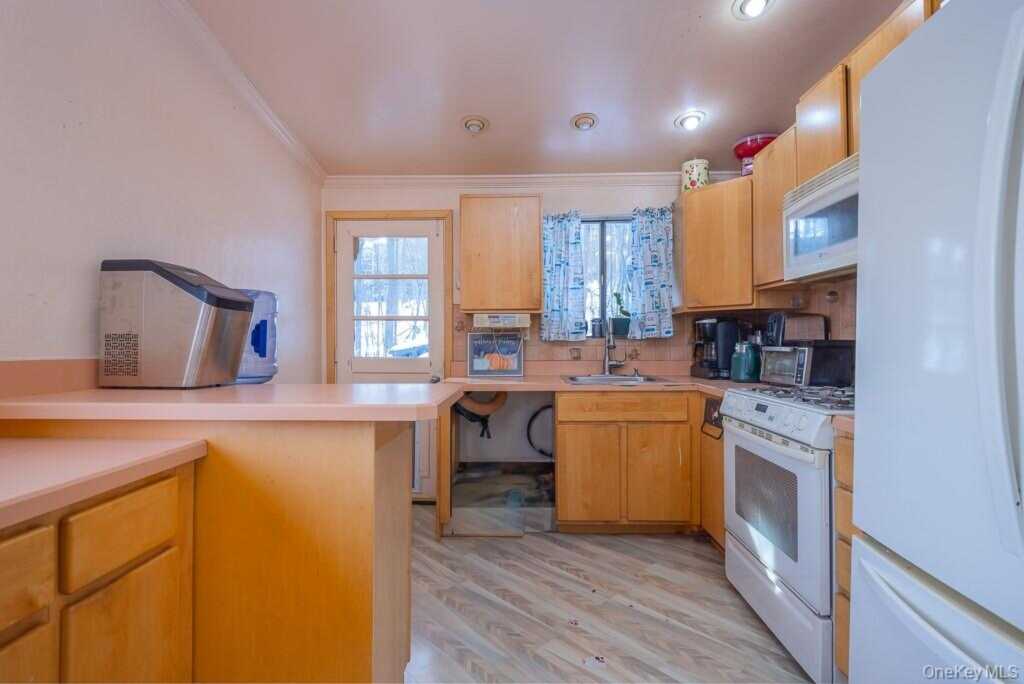 75 Tennyson Drive, Nanuet, NY 10954 - Photo 19 of 29