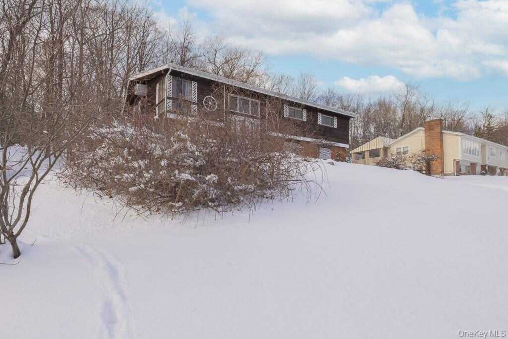 75 Tennyson Drive, Nanuet, NY 10954 - Photo 3 of 29