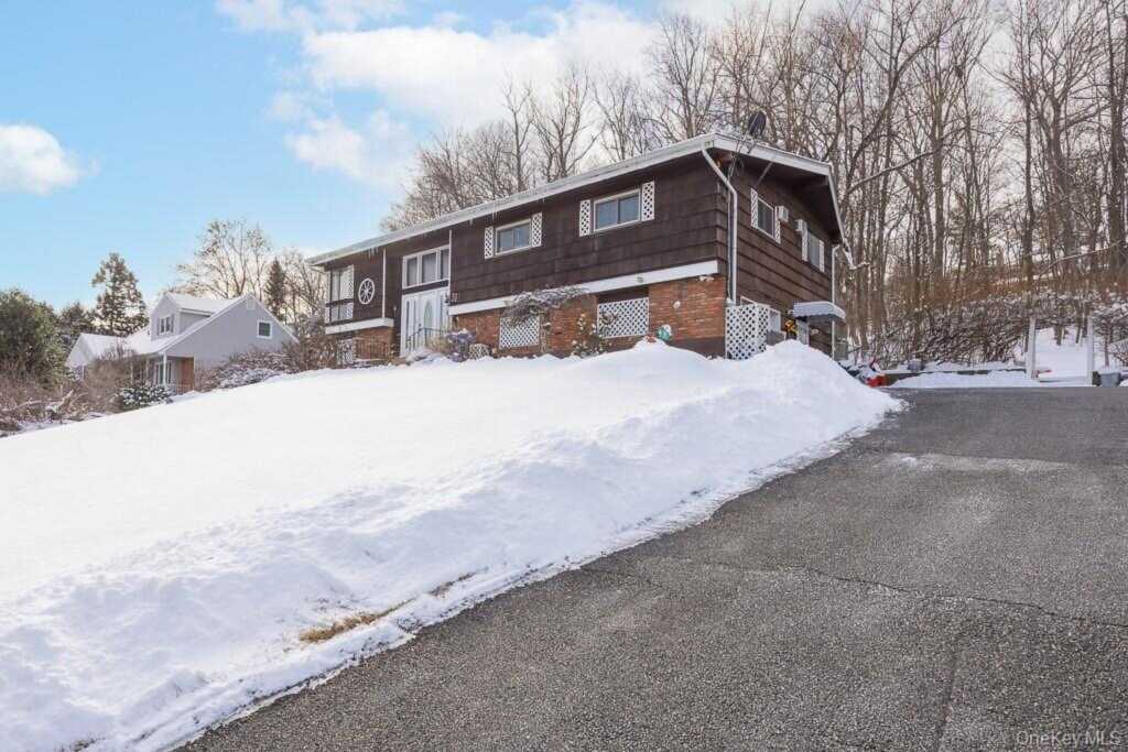 75 Tennyson Drive, Nanuet, NY 10954 - Photo 4 of 29