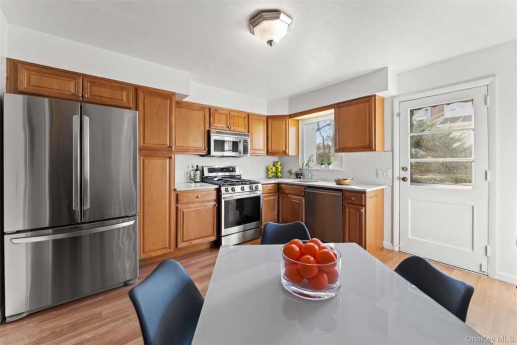 14 Baylor Circle, White Plains, NY 10605 - Photo 6 of 30