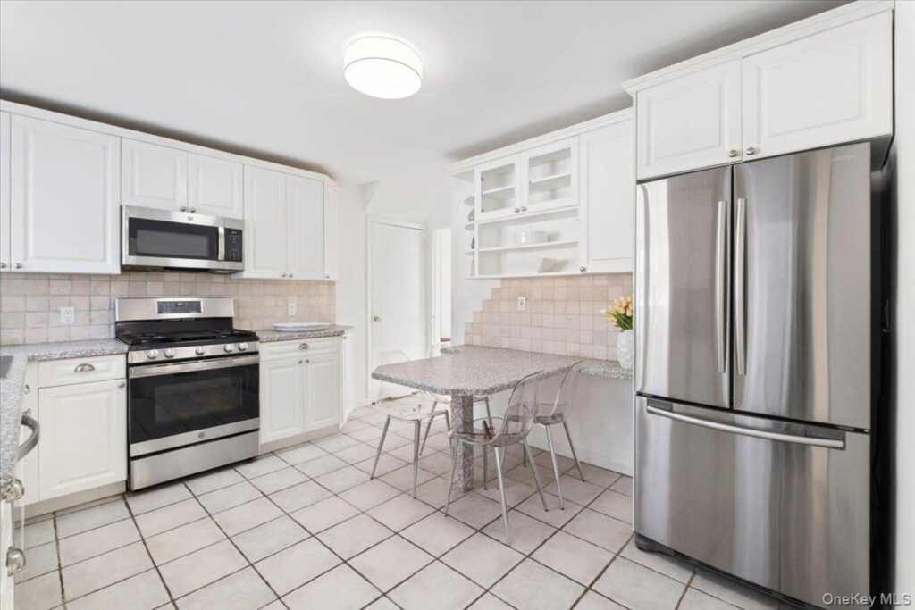 44 Amherst Drive, New Rochelle, NY 10804 - Photo 6 of 23