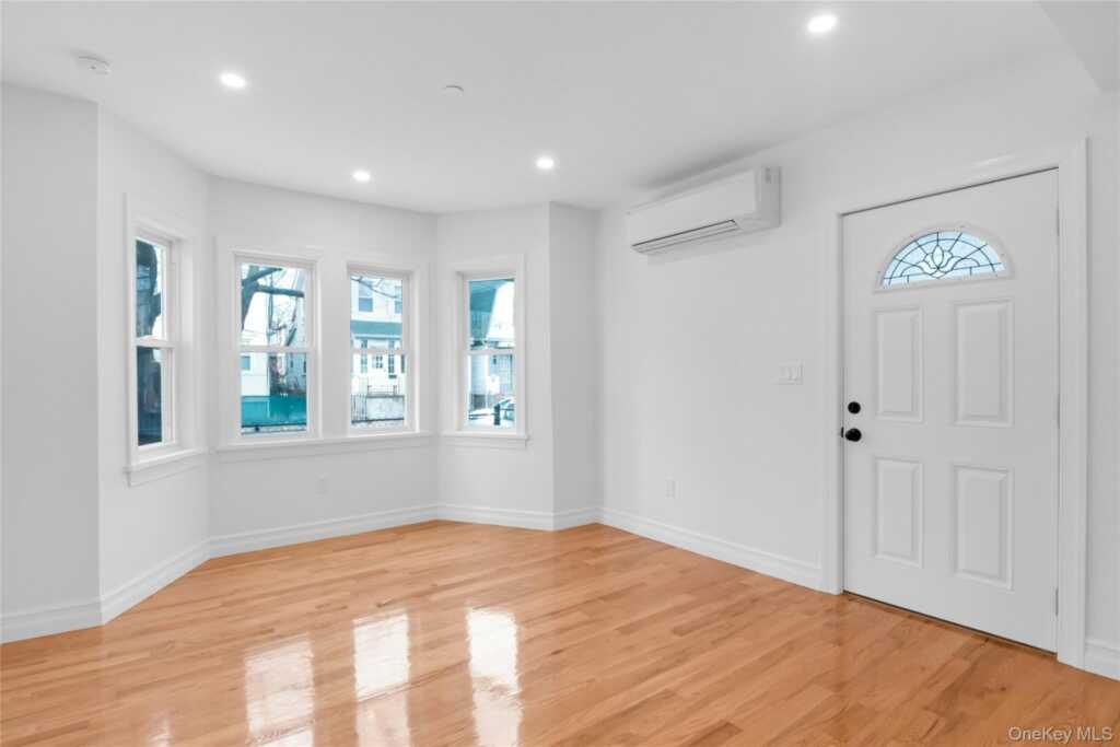 25 Walnut Street, New Rochelle, NY 10801 - Photo 3 of 29