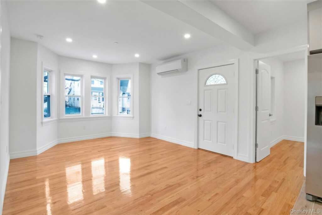 25 Walnut Street, New Rochelle, NY 10801 - Photo 4 of 29