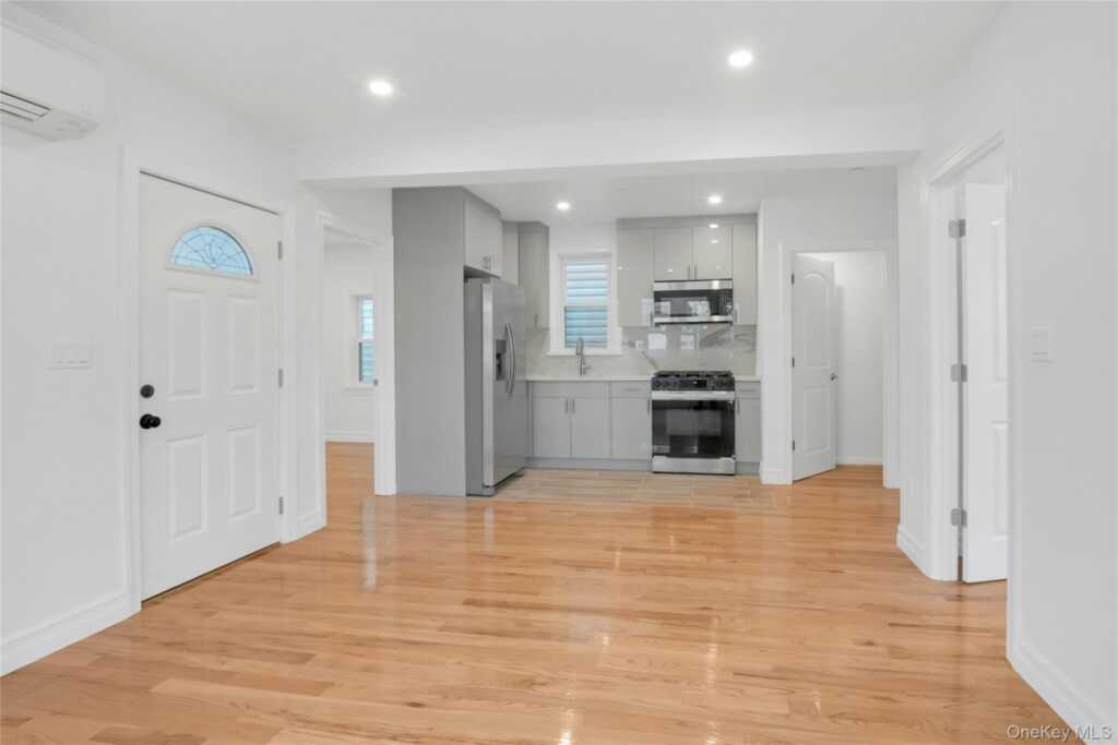 25 Walnut Street, New Rochelle, NY 10801 - Photo 6 of 29