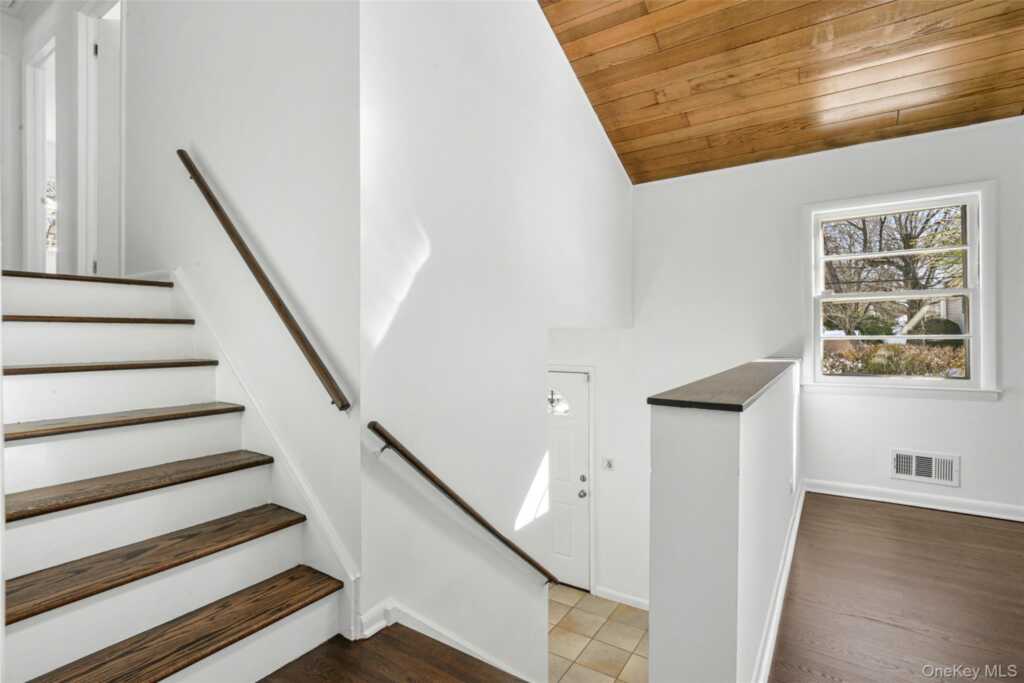 46 Harding Drive, New Rochelle, NY 10801 - Photo 4 of 34