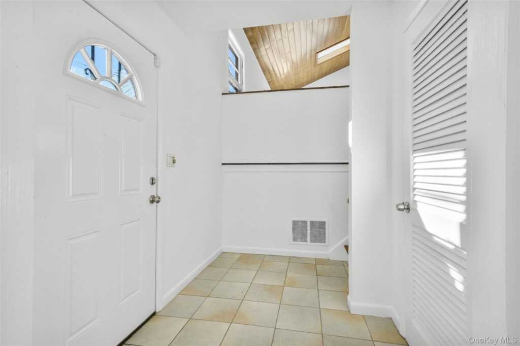 46 Harding Drive, New Rochelle, NY 10801 - Photo 5 of 34