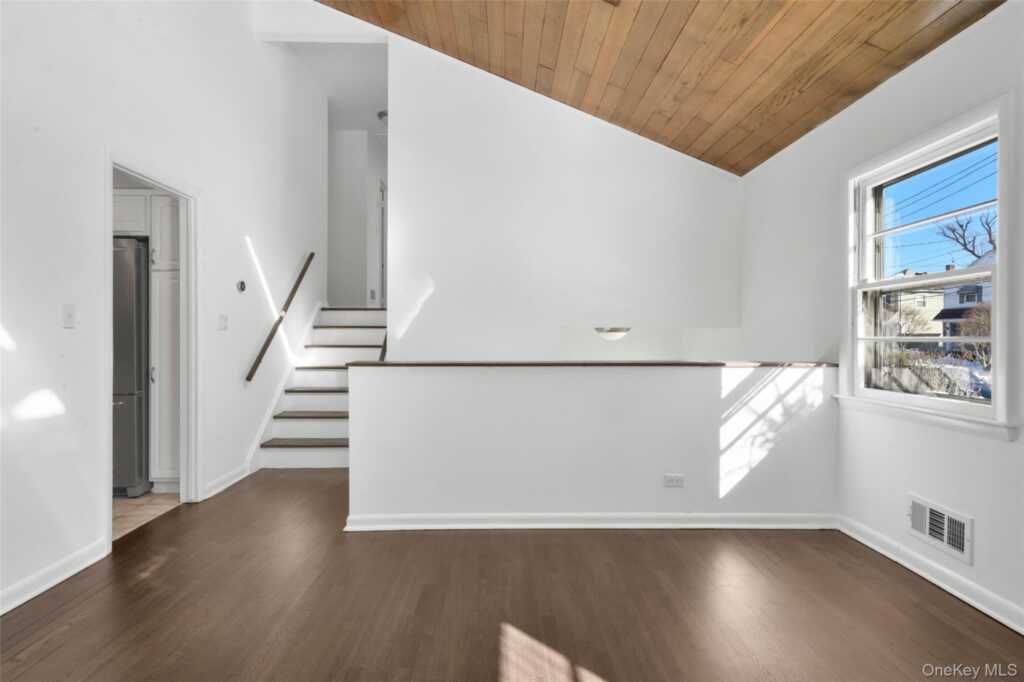 46 Harding Drive, New Rochelle, NY 10801 - Photo 6 of 34