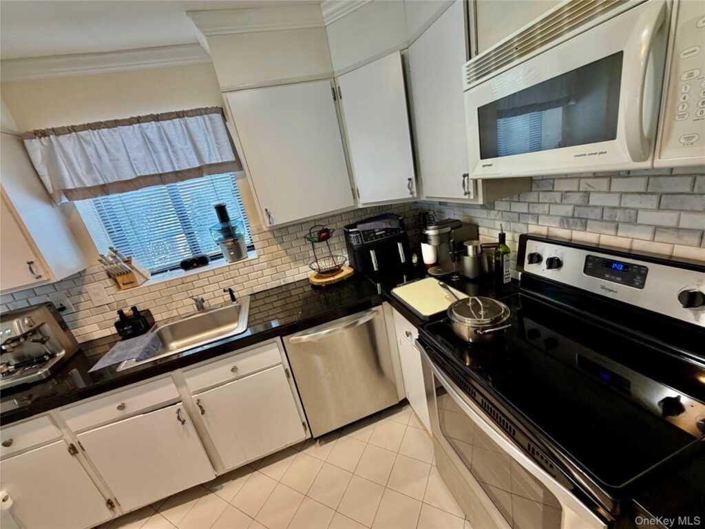 75 Greenway Close, Unit #1, Rye, NY 10573 - Photo 22 of 24