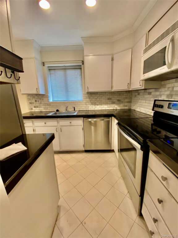 75 Greenway Close, Unit #1, Rye, NY 10573 - Photo 4 of 24