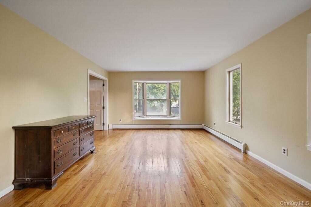 12 Gillis Avenue, Nyack, NY 10960 - Photo 4 of 26