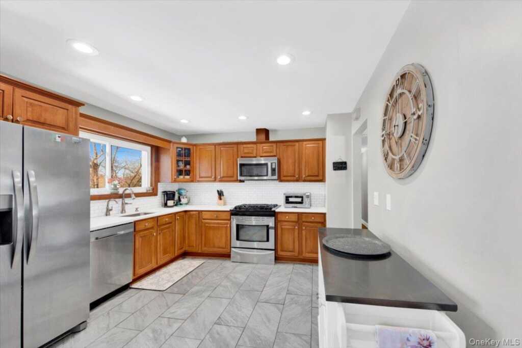 569 Millburn Court, Valley Cottage, NY 10989 - Photo 5 of 26