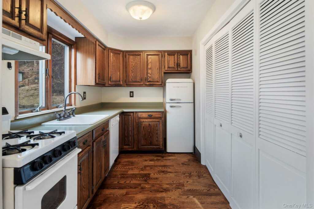 689 S Mountain Road, Unit #cottage, New City, NY 10956 - Photo 12 of 17