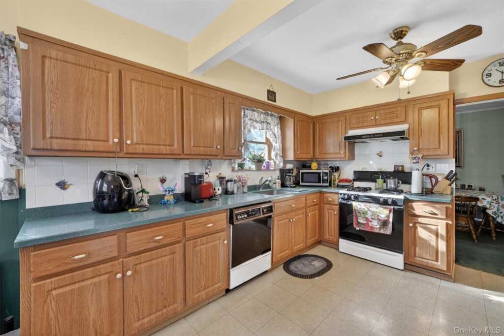 56 Lincoln Avenue, Pearl River, NY 10965 - Photo 8 of 22