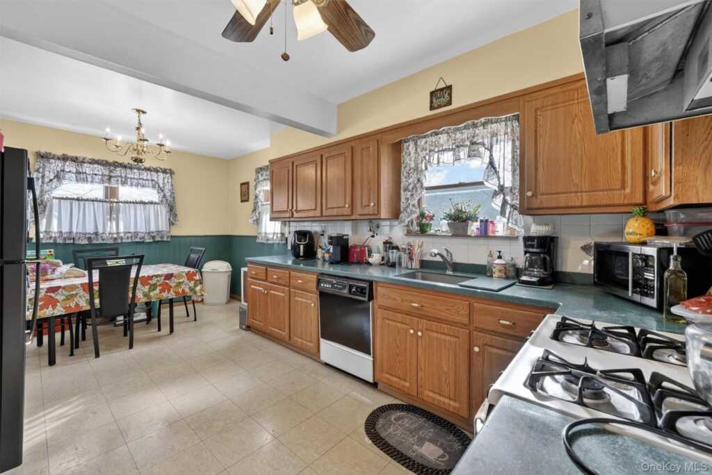 56 Lincoln Avenue, Pearl River, NY 10965 - Photo 9 of 22